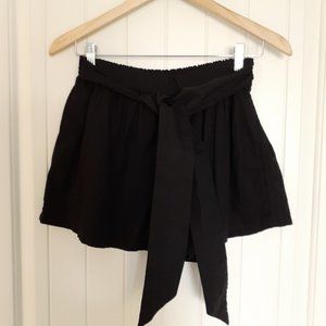 Something Navy Tie Waist Shorts in Black Cotton Linen Size M